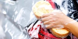 Lire la suite à propos de l’article Peut-on laver sa voiture avec du liquide vaisselle ?