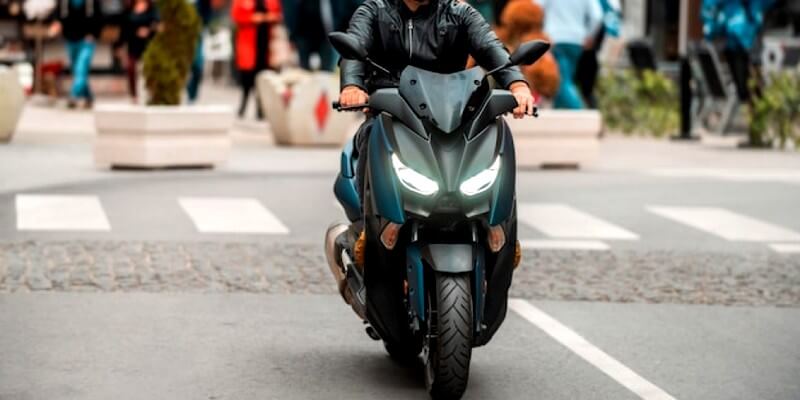 motocycliste-moderne-roule-moto-route-ville