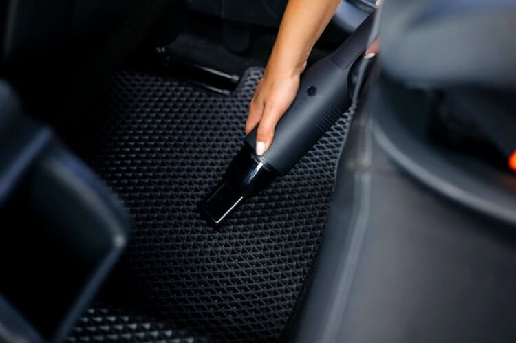 Aspirer un tapis de voiture