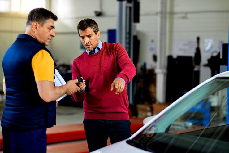Discussion avec le professionnel pour polir une voiture