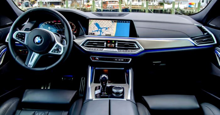 L'intérieur d'une voiture BMW X6 2024