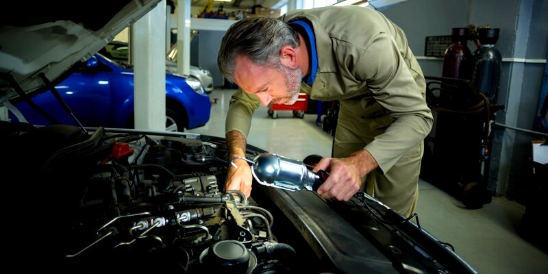Mécanicien inspecte la bobine d'allumage