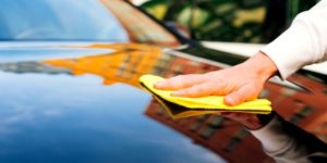 Lire la suite à propos de l’article Comment enlever de la résine sur une vitre de voiture ?