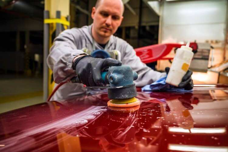 Nettoyer la surface d'une voiture