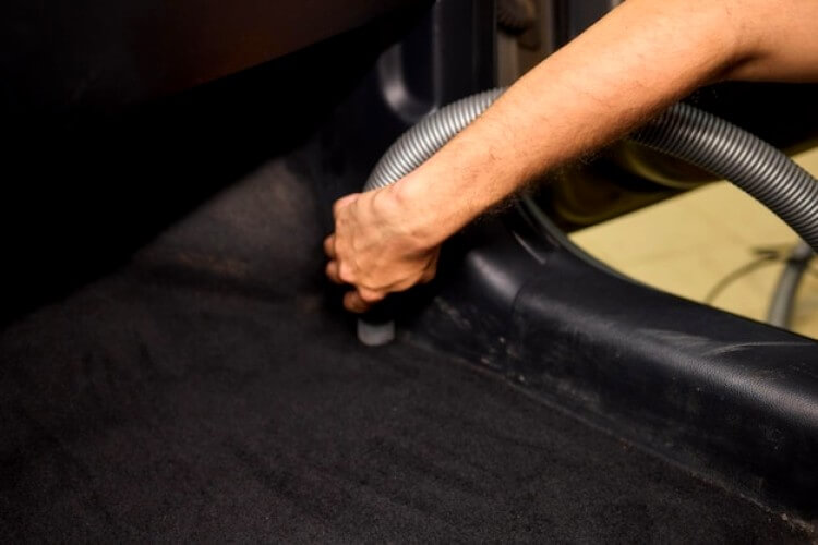 Nettoyer un tapis de voiture en tissu