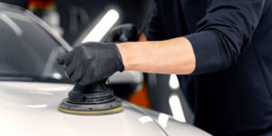 Lire la suite à propos de l’article Polissage de voiture : avantages, coûts et étapes d’entretien
