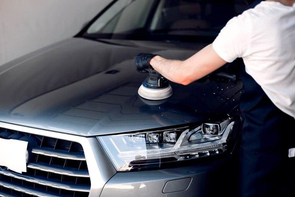 Professionnel qui polit une voiture