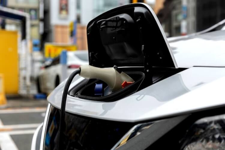 Voiture électrique à la station de charge