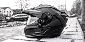 Casque de moto posé sur le sol