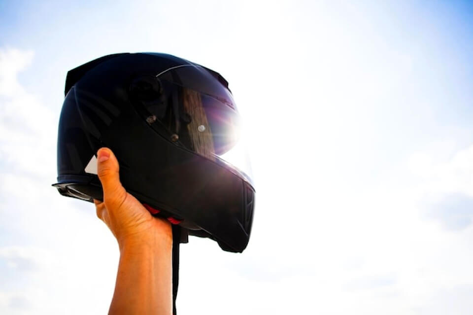 Casque de moto sous le soleil