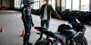 Homme inspecte une moto