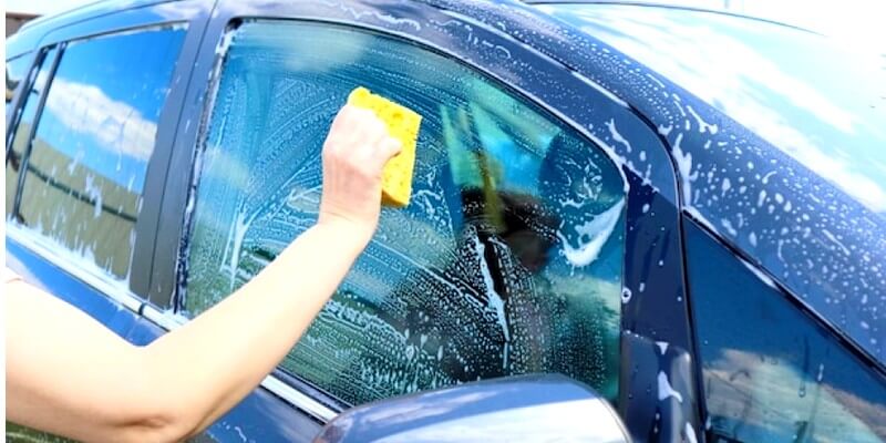 Laver la vitre à gauche d'une voiture