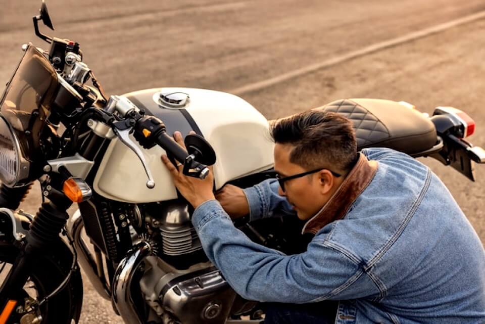 Motard inspecte une moto