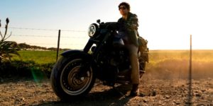 Motard sur une moto haaute