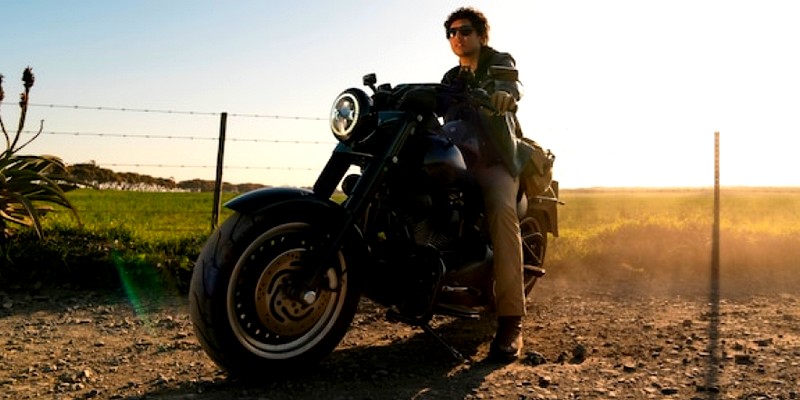 Motard sur une moto haaute