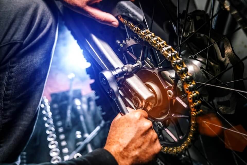 Réparation chaîne de moto