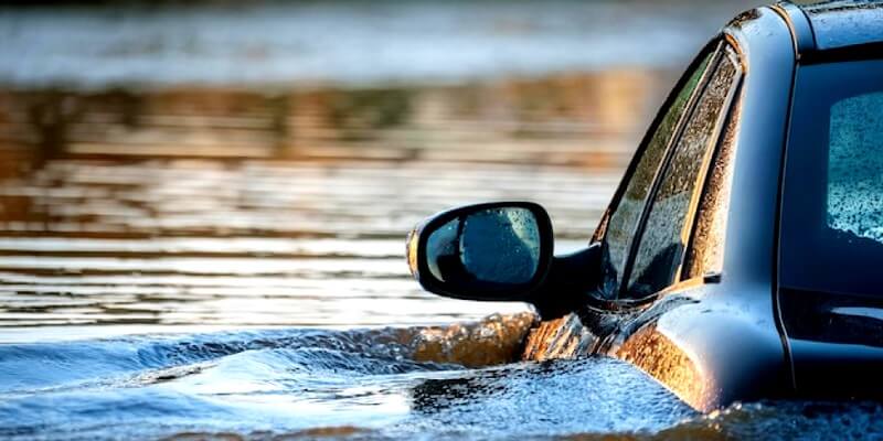 Voiture complètement inondée