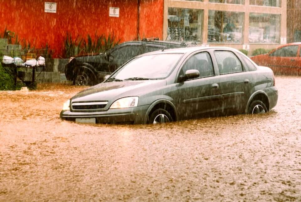 Voiture inondée à côté d'un supermarché