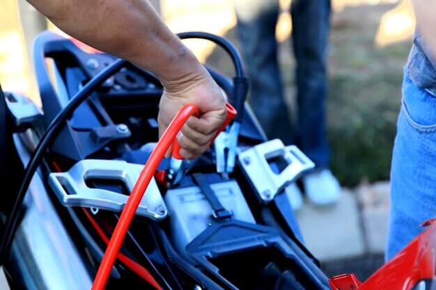 Charge d'une batterie de moto