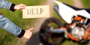 Motard qui a besoin d'aide