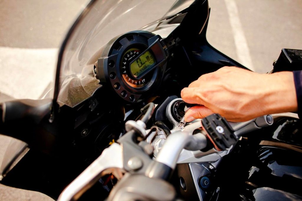 Motard tournant le contact d'une moto