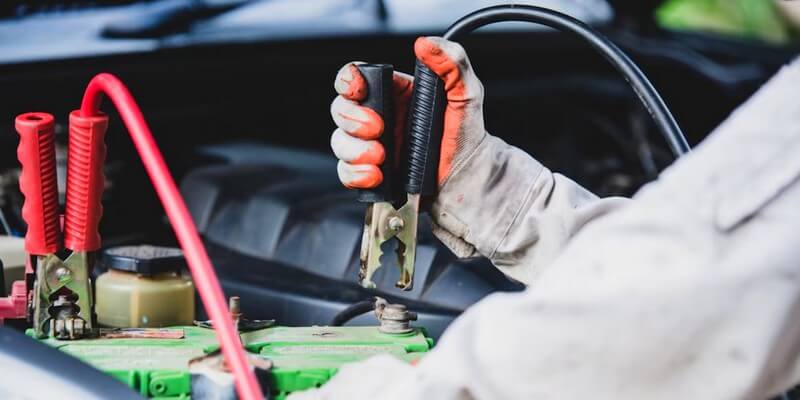 Recharger une voiture à l'aide des câbles