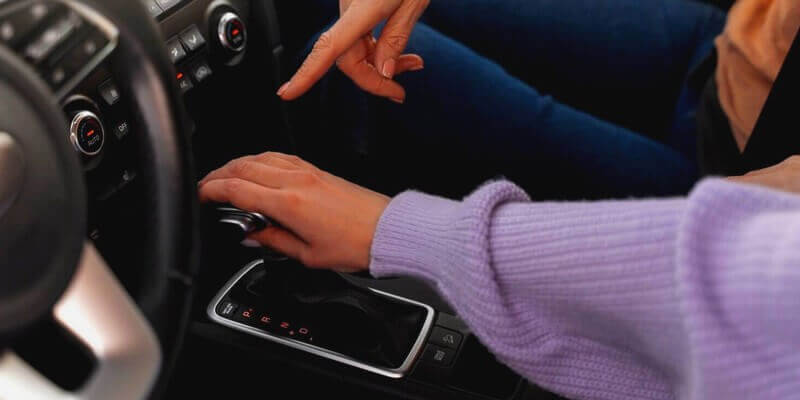 Femme aprenant à utiliser une boîte de vitesse automatique