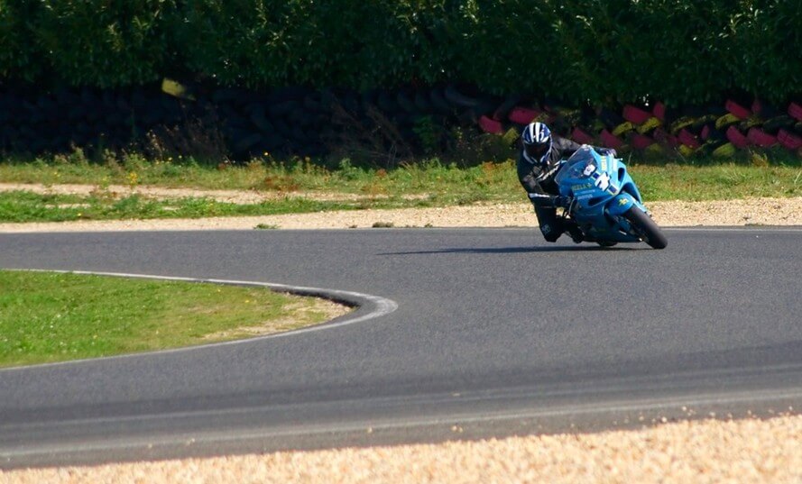 Motard prenant un virage à gauche