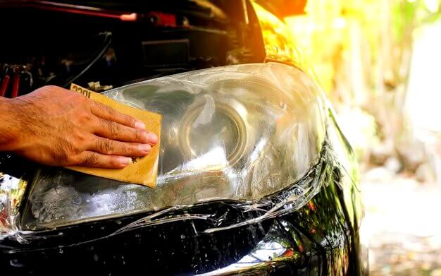 Nettoyer un phare de voiture avec un chiffon
