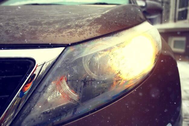 Phare de voiture jaunis
