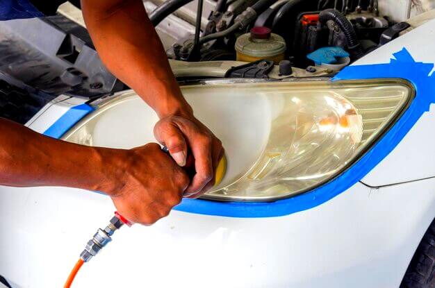 Ponçage de phare de voiture