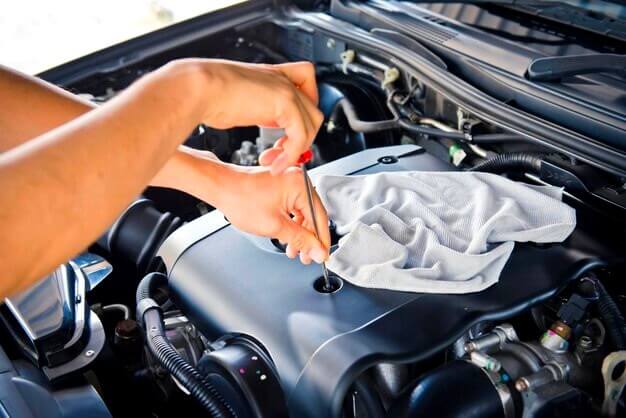 Retirer le moteur de voiture sale