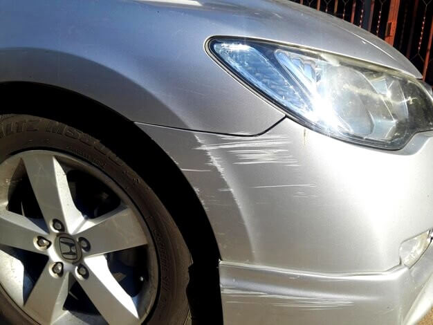 Voiture grise rayée