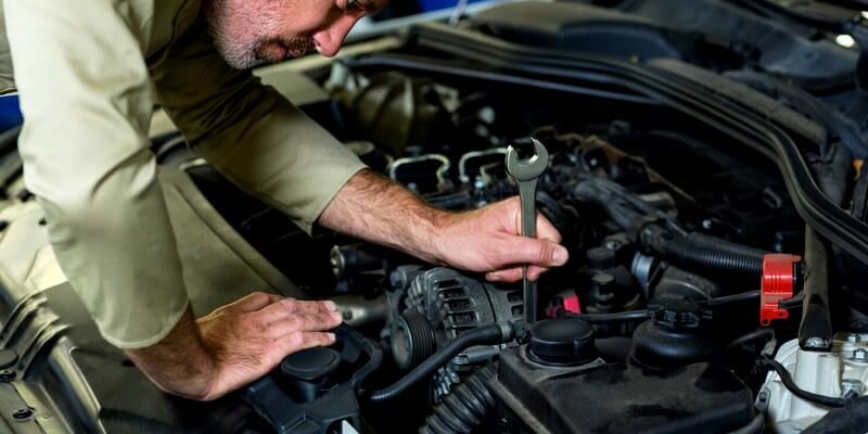 mecanicien-entretien-moteur-voiture