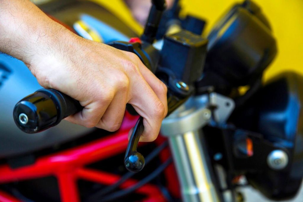 Appuyer sur la poignée moto