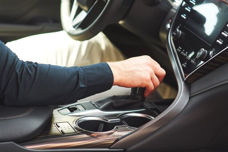 Homme au volant d'une voiture
