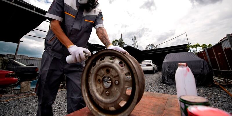 Mécanicien réparant une jante de voiture