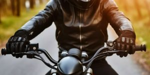 Motard conduisant une moto puissante