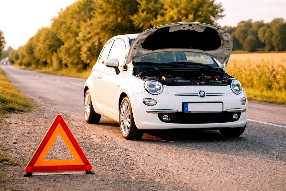 Fiat 500 en panne sur route rurale