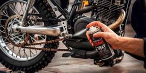 Lubrification d'une chaîne de moto