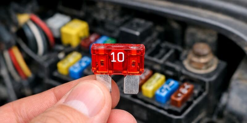 Puce automobile 10A entre les doigts