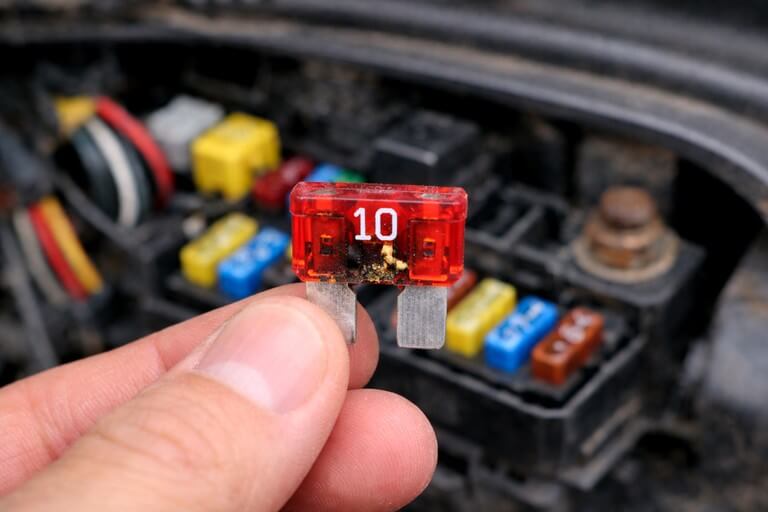 Puce automobile 10A grillé entre les doigts