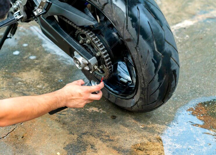 Utiliser un spray sur une chaîne moto