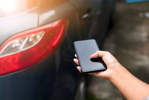 Utiliser un téléphone pour déverrouiller une porte de voiture