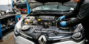 Un mécanicien change une courroie de distribution clio 4 diesel