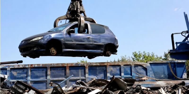 mettre une voiture à la casse