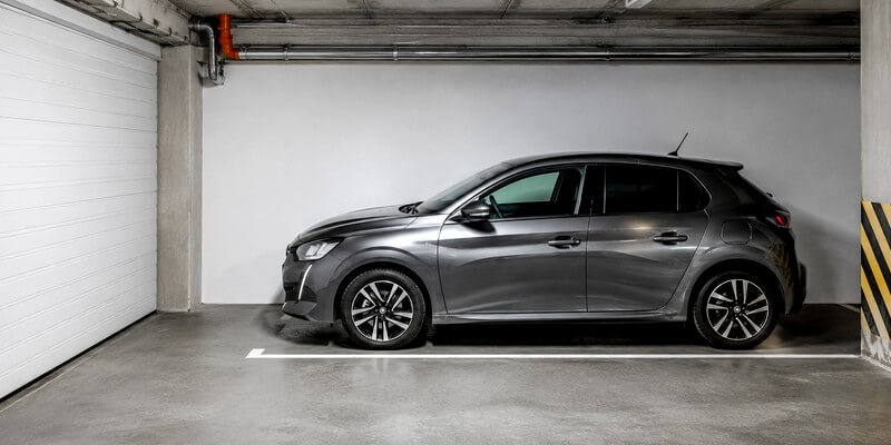 voiture en stationnement dans un garage