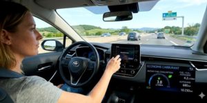 Jeune femme au bord d'une voiture
