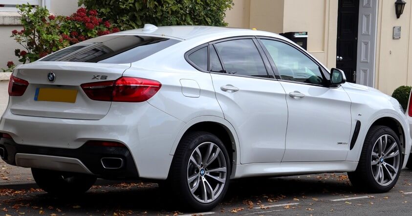 Voiture BMW X6 blanche