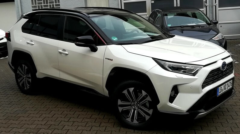 Voiture Toyota RAV4 hybride blanche